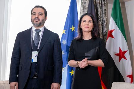 Bei der Münchner Sicherheitskonferenz traf Außenministerin Annalena Baerbock (Grüne) den Außenminister der syrischen Übergangsregierung, Asaad al-Schaibani, Außenminister von Syrien.