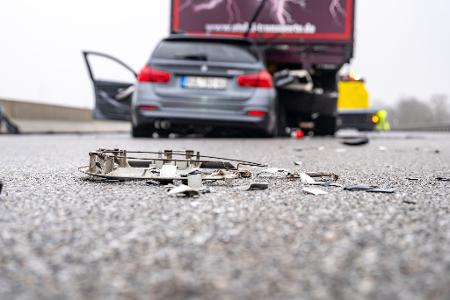 Ein zerstörtes Fahrzeug steht nach einem Unfall auf der Autobahn A3. (Archivbild)