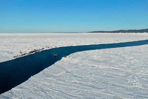 Zivilschutz rettet viele Angler von Eisscholle in Russland