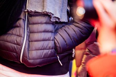 Hauptsache dick und gemütlich: Daunenjacken (mit Enten- oder Gänsedaunen) oder eben Puffer Jackets (meist mit synthetischen Isolationsmaterialien) sind sehr angesagt. 