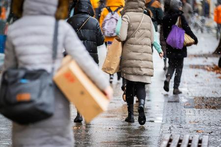 Berliner Passanten mit Puffermänteln - 