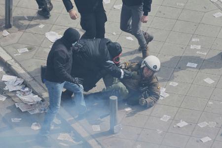 Rund 500 bis 700 Vermummte sorgten bei der Demonstration in Athen für Chaos.
