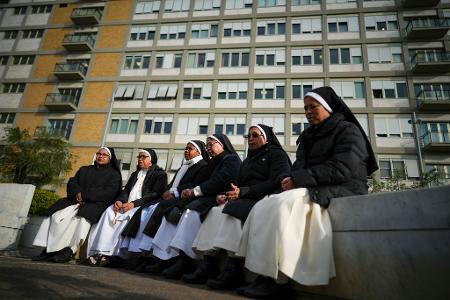 Gleichzeitig lehnt er manche Reformen ab, zum Beispiel die Weihung von Frauen für kirchliche Ämter. Bei der Weltsynode 2023 warnte er vor einer 