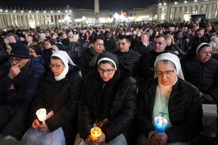 Unter den Gläubigen auf dem Petersplatz, die für Papst Franziskus beteten, waren auch zahlreiche Nonnen. Unter den Gläubigen auf dem Petersplatz, die für Papst Franziskus beteten, waren auch zahlreiche Nonnen.
