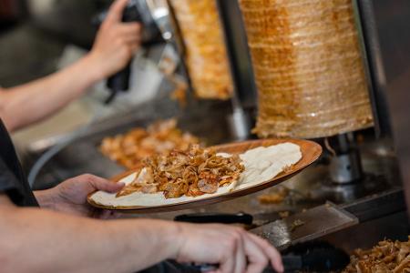 Rindfleisch ist so teuer geworden, dass in München etliche Dönerläden Kalb von der Speisekarte gestrichen haben. (Foto: Illustration) Rindfleisch ist so teuer geworden, dass in München etliche Dönerläden Kalb von der Speisekarte gestrichen haben. (Foto: Illustration)