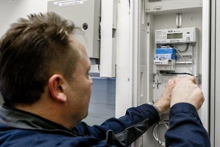 Ein Elektriker montiert einen digitalen Stromzähler mit einem Smart-Meter-Gateway zur Datenübertragung. (Archivbild) Ein Elektriker montiert einen digitalen Stromzähler mit einem Smart-Meter-Gateway zur Datenübertragung. (Archivbild)