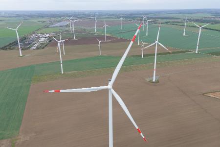 Wenn hohes Stromangebot etwa an windreichen Tagen auf eine geringe Nachfrage trifft, werden an der Börse Abnehmer schon mal mit Geld belohnt. (Archivbild) 