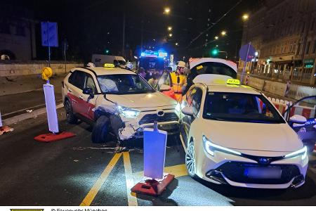 Die Feuerwehr München im Einsatz bei einem Verkehrsunfall zwischen zwei Taxen in der Münchner Innenstadt. Die Feuerwehr München im Einsatz bei einem Verkehrsunfall zwischen zwei Taxen in der Münchner Innenstadt.