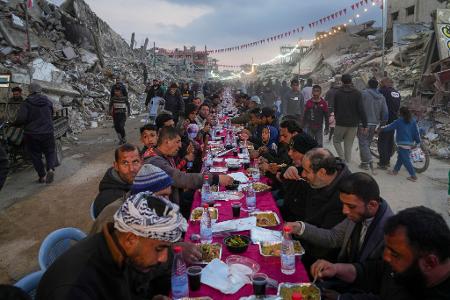 Trotz der Zerstörungen versuchen viele Menschen in Gaza, den muslimischen Fastenmonat Ramadan einigermaßen würdig zu feiern.