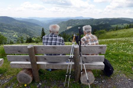 Auch im hohen Alter noch fit genug für die Wandertour in den Bergen sein: Dafür können wir schon in jungen Jahren etwas tun - auch wenn wir unsere Lebenserwartung nicht komplett selbst in der Hand haben. 