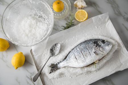 Gelegentlich Fisch und viel, viel Gemüse: Wer auf mediterrane Kost setzt, kann damit sein Leben im besten Falle verlängern. 