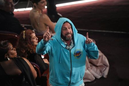 Adam Sandler saß in Sweatshirt-Jacke und Shorts im Publikum.