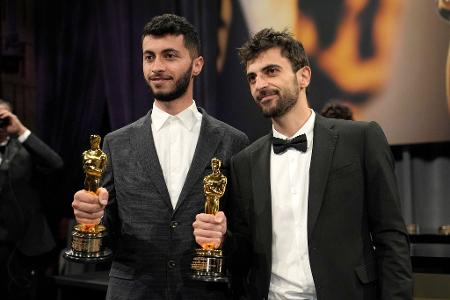 Basel Adra (l) und Yuval Abraham gewannen einen Oscar für den Dokumentarfilm 