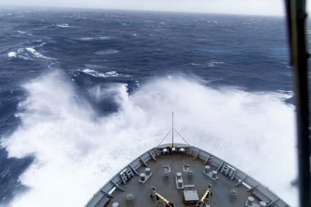 Ein australisches Marineschiff kämpfte sich durch meterhohe Wellen, um den Extrem-Ruderer zu retten.