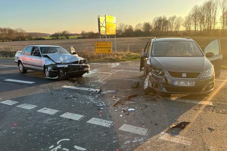 Beide Autos sind zusammengestoßen. Beide Autos sind zusammengestoßen.