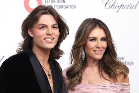 ...sowie Model Elizabeth Hurley und ihren Sohn Damien an.