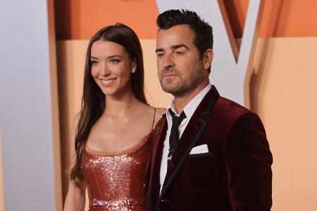 ...während Justin Theroux an der Seite seiner Partnerin Nicole Brydon Bloom über den roten Teppich schritt. Das Paar ist seit August verlobt.