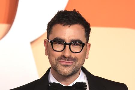 ...und Dan Levy, der in der Serie Catherines Sohn spielt.