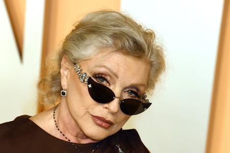 Kaum zu glauben, dass Blondie-Frontfrau Debbie Harry in diesem Jahr bereits ihren 80. Geburtstag feiert! Auf Partys ist sie immer noch gern gesehen.