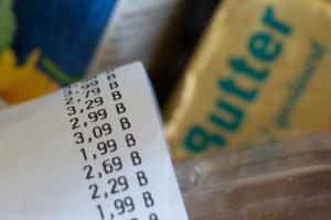 Beim Lebensmittelkauf ist von sinkender Inflation nichts zu spüren. 