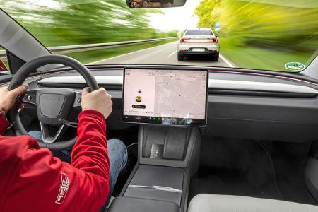  Tesla Model 3 Max. Reichw, Cockpit + Fahrer