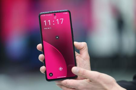 Das neue KI-Phone der Telekom als Prototyp - in einigen Monaten soll es zu kaufen sein.