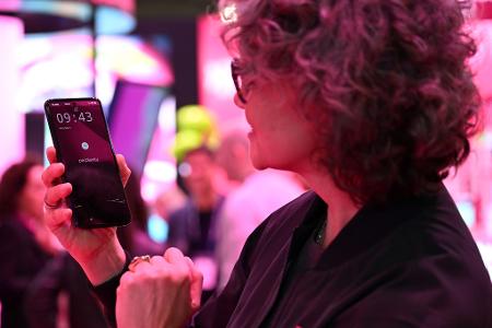 Telekom-Vorständin Claudia Nemat spricht mit dem KI-Assistenten von Perplexity.