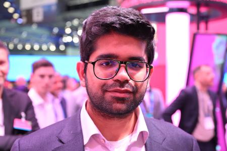 Perplexity-Chef Aravind Srinivas sieht KI-Assistenten als proaktive Begleiter, die nicht nur Fragen beantworten, sondern auch Alltagsaufgaben erledigen.