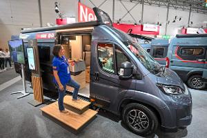Neuer Ducato-Ausbau mit großem Hubbett im Heck