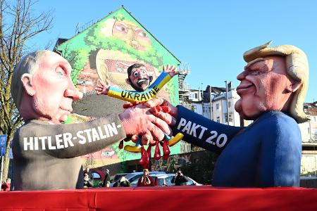 Auf einem der Düsseldorfer Rosenmontagswagen schließen Donald Trump und Wladimir Putin einen 