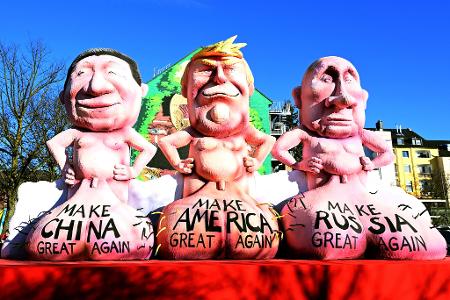 Auf einem der Düsseldorfer Rosenmontagswagen stellen Trump, Putin und Xi ihre Manneskraft zur Schau.