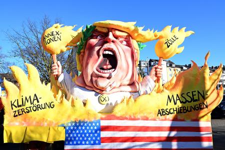US-Präsident Donald Trump sind allein im Düsseldorfer Rosenmontagszug drei Wagen gewidmet.