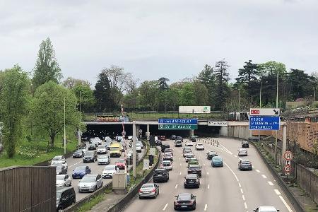 Eine Spur der Périphérique wird im Berufsverkehr für Fahrgemeinschaften, Taxis und Busse reserviert. (Archivbild)