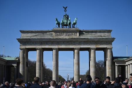 Das Brandenburger Tor gehört zu den Sehenswürdigkeiten der deutschen Hauptstadt. (Archivbild)