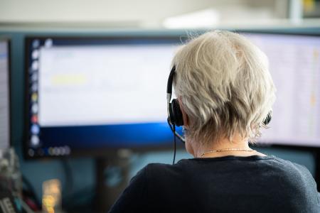 Eine Mitarbeiterin arbeitet in einer Telefonzentrale. (Archivbild)