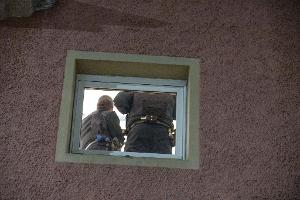 Ermittler durchsuchen Wohnung des Festgenommenen