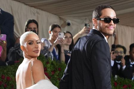 Während er mit Kim Kardashian zusammen war, soll Pete Davidson Jeff Bezos so lange genervt haben, ihn an Bord von Blue Origin zu lassen, dass der Milliardär schließlich zustimmte. Eingelöst hat er sein Versprechen aber bislang noch nicht.
