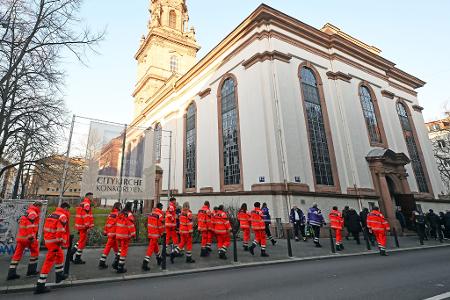 Am Tag nach der Todesfahrt von Mannheim gedenken die Menschen in einem Gottesdienst der Opfer. 