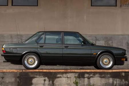 BMW M5 E28 von der Seite vor einer Wand