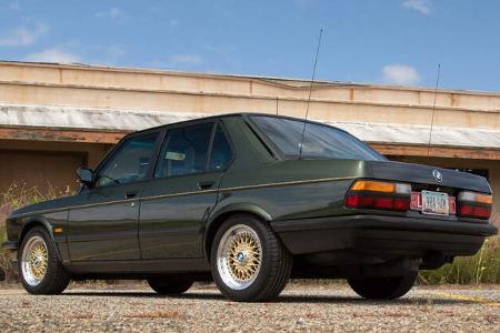 BMW M5 E28 von hinten vor einer Brücke.