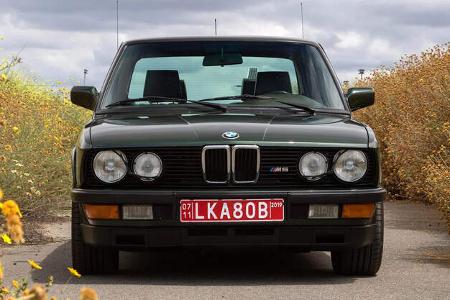 BMW M5 von vorn auf einem Feldweg.