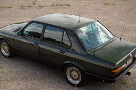 BMW M5 E28 auf Straße