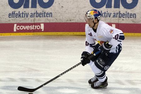 Der Eishockeyspieler Tobias Eder auf dem Eis