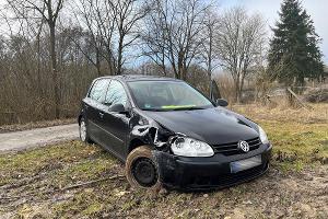 Beschädigter VW Golf bleibt im Feld stecken: Polizei erbittet Hinweise auf Unfallstelle im Bereich Schauenburg, Baunatal oder Edermünde