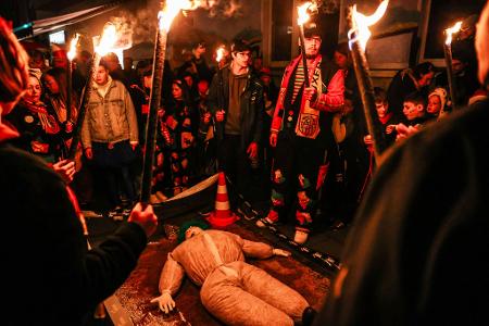 In Köln verbrannten Karnevalisten den Nubbel.
