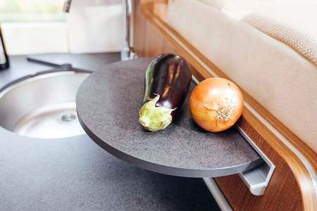 Neue Ablagemöglichkeit auf dem einsteckbaren Abdeckbrettchen.