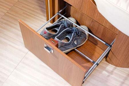 Eine Schublade für Schuhe macht den Stauraum in der Querbank-Sitztruhe gut nutzbar.