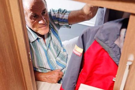 Zweiter Kleiderschrank unter dem Bett