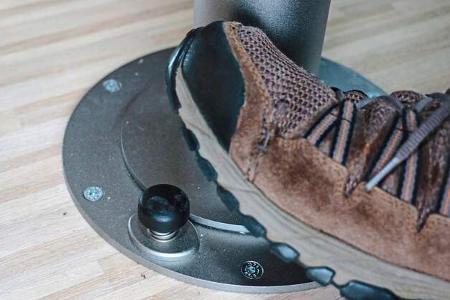 Einfacher kann die Entriegelung zum Verschieben der Tischplatte nicht funktionieren las mit dem Fußpedal.