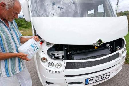 Die Motoröffnung ist sehr flach, für Wischwasser gibt es einen extra Einfüllstutzen.